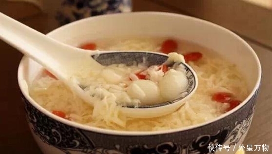 女人来月经后,干了这碗“养生羹”,缓解疼痛,修复子宫祛斑美颜