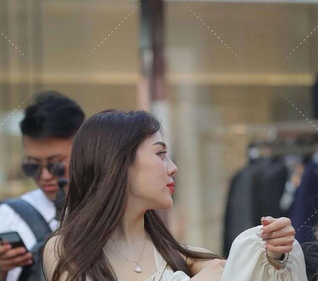 条吊带裙|小姐姐好会穿,吊带裙加个泡泡袖,又仙女又贵妇