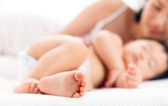 母乳喂养|宝宝好几天没便便，是攒肚还是便秘？