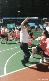 |搞笑GIF:扎心了 遇到这种情况 先捂住膝盖还是先捂脸