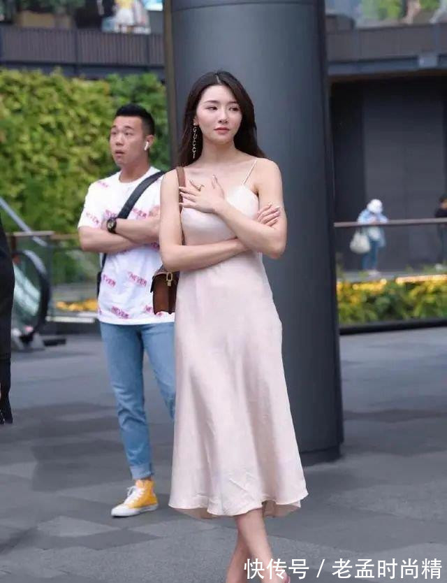 吊带 轻熟风吊带连衣裙,香槟色尽显高级感,优雅大方,又显气场十足