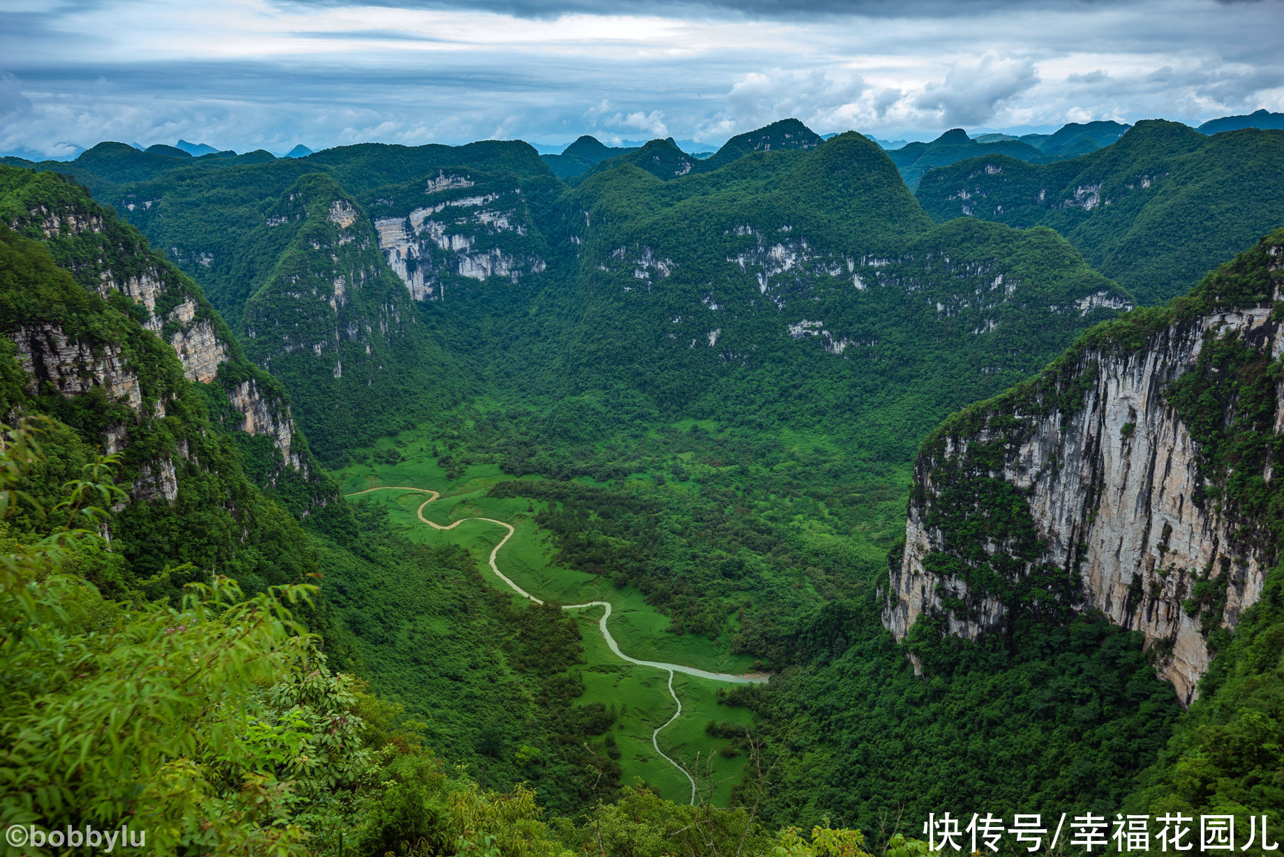 栈道|旅游的“坑”避之不及，但黔南有个坑非但不避，游客还蜂拥而至