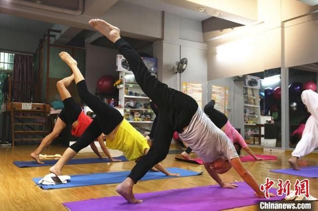 瑜伽|广西八旬退休教师练瑜伽五年 大秀一字马