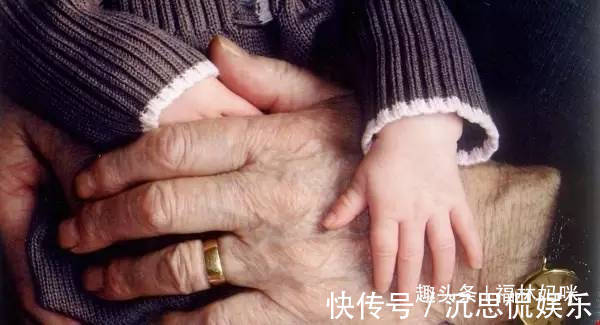 家庭|双独家庭,奶奶和姥姥抢着带娃让老人轮流带,对孩子有啥伤害