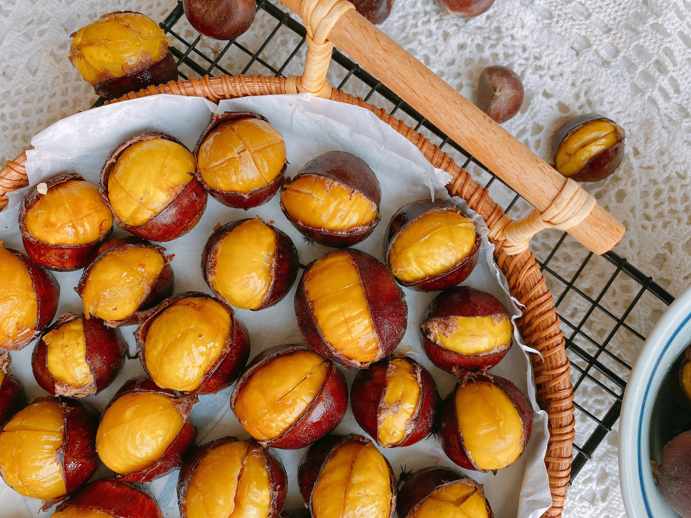 板栗最好吃的做法,香甜绵软,学会窍门,开口快,剥皮容易!