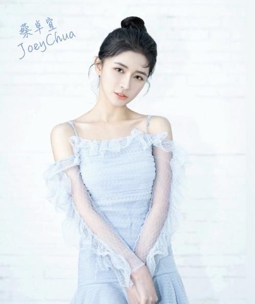 小女孩 她是《青你2》的黑马,刚出场就“俘获”蔡徐坤,成C位候选人