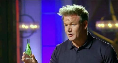 米其林大厨做荷包蛋,下锅之前先搅水,切开鸡蛋才知道差距在哪