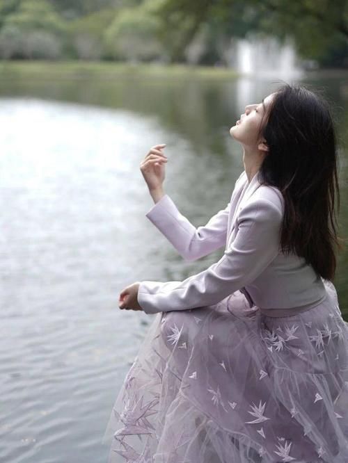 简单即是美，让人意外的同色西装配纱裙，搭在一起超时髦