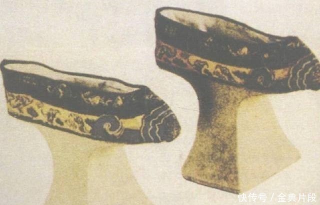宫女们 高跟鞋不是现在才有,高跟鞋在清朝就很流行,宫女们都穿着高跟鞋