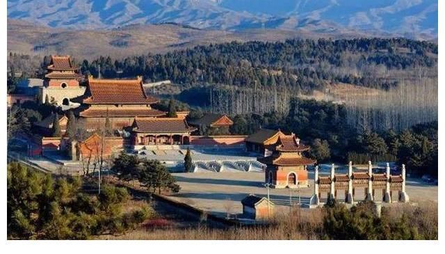 皇后$1980年考古队挖开光绪墓,一名医生爬进皇后棺材,爬出后呕吐不止