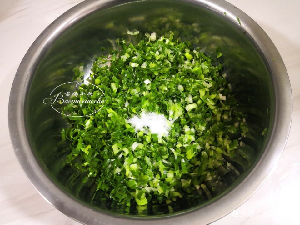 烙葱花饼,直接放葱花你就错了,多一步,立马香味扑鼻,老好吃了