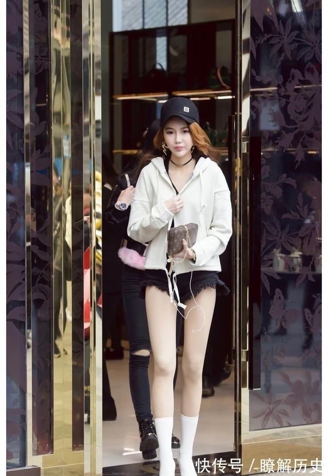小姐姐 美观又休闲的牛仔短裤,舒适有型不紧绷,是那么的优雅时尚!