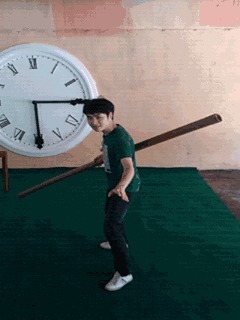 |搞笑GIF:这浪好厉害啊,拍打的妹子是猝不及防啊