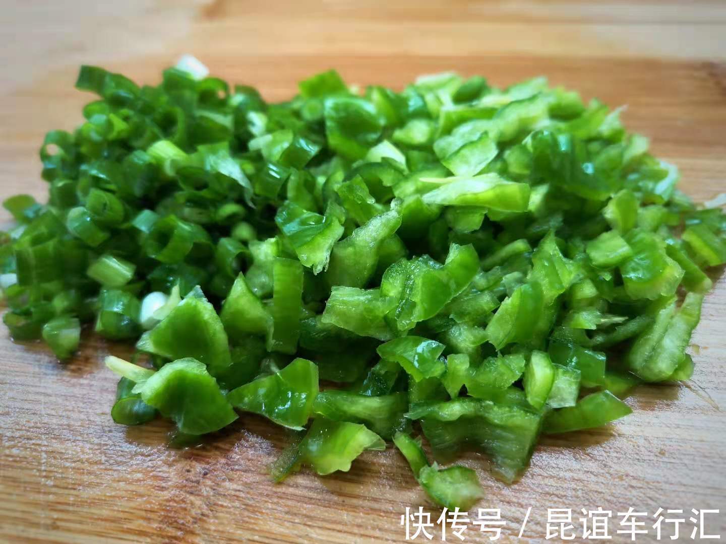 小面姨|夏天，这食材别只懂凉拌了，切成丝上锅煎一煎，鲜香软嫩好消化！