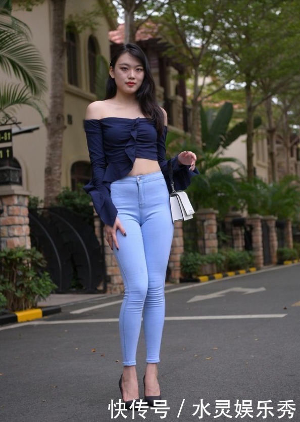 上衣|牛仔裤怎么穿搭才好看？选择短款露肩上衣，时髦减龄不俗气