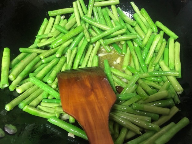 豇豆|炒豇豆时,别再焯水了,大厨教你一招,豇豆不变色,营养又入味