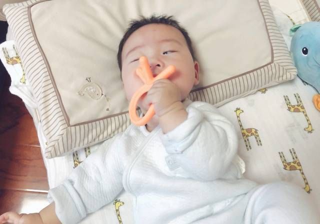 宝妈|宝宝究竟何时才能睡枕头?出现这些信号就该用了,太早太晚都不好
