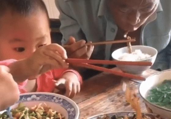 爷爷|“你养我长大,我陪你变老”,萌娃瞪大眼睛,为爷爷“夹菜”火了