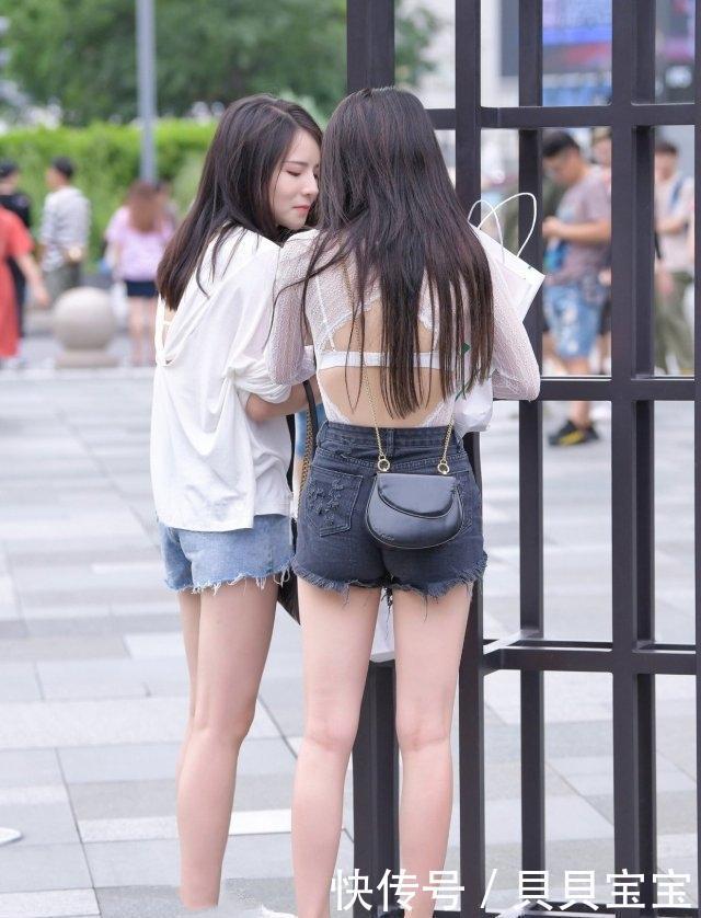 美女|时尚:有个性的女生就是会穿,挂脖衫配牛仔裤,清新简约又显美
