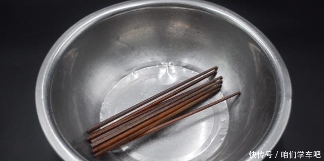 用清水洗筷子，比不洗还脏，教你一个清洗筷子妙招，干净又除菌！