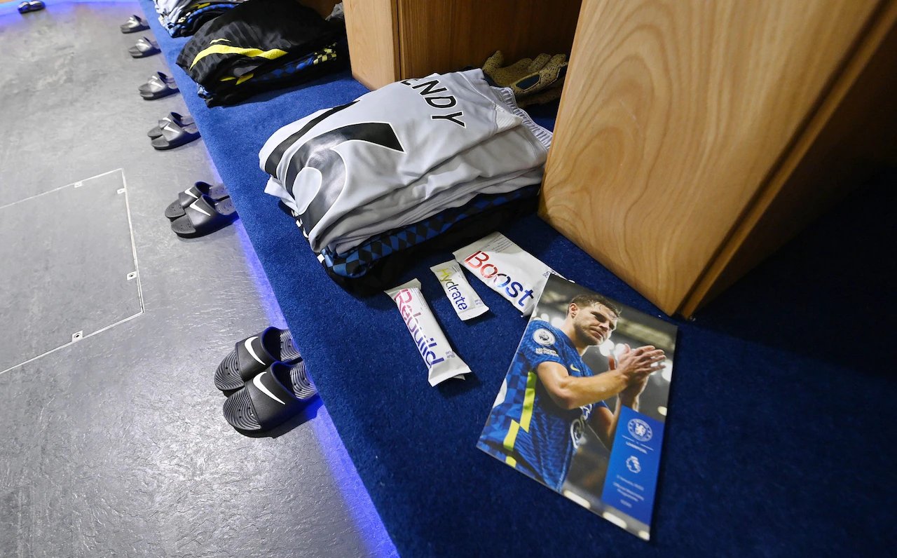 切斯特|电讯报：利物浦布莱顿抱怨切尔西更衣室太小，蓝军被迫升级