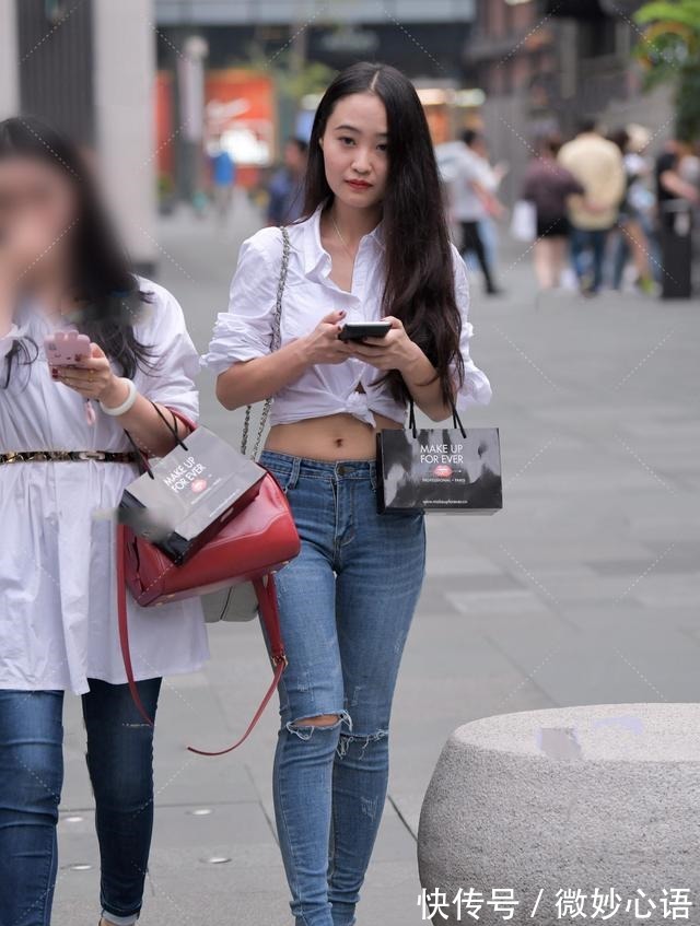打结 白色衬衫打结方式穿搭气场不同，搭配破洞裤更是绝美！
