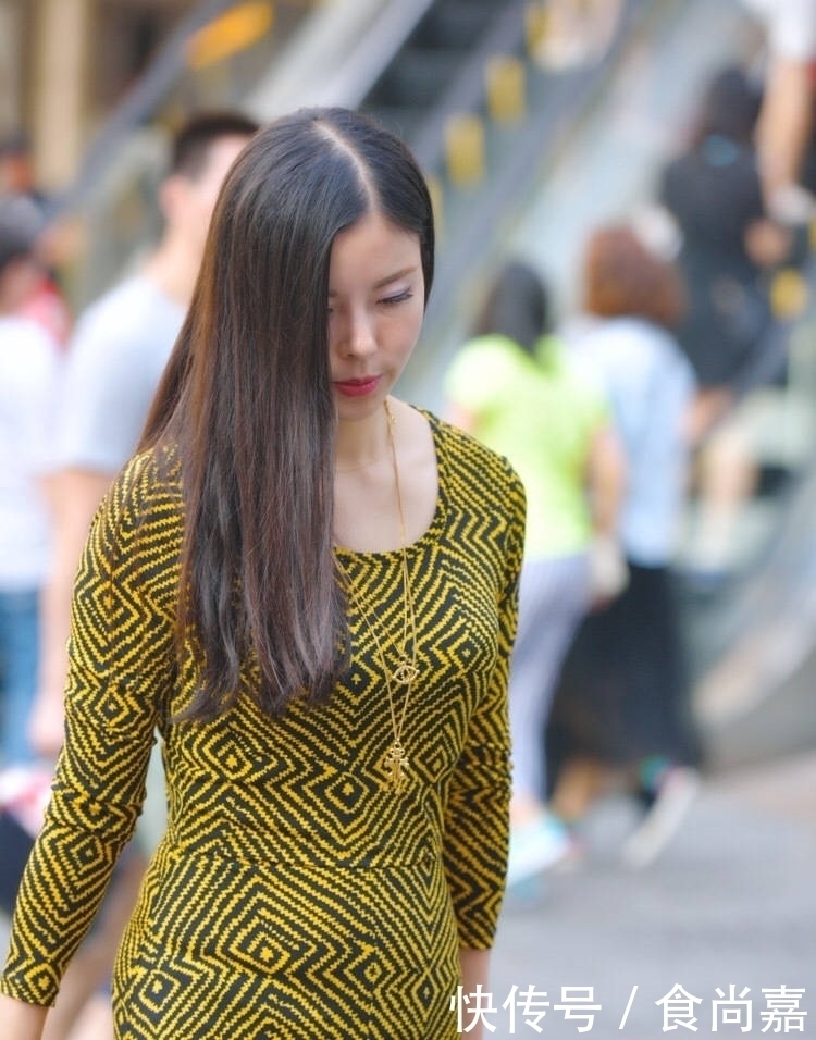 婀娜多姿|街拍:妩媚动人的美女,展现出婀娜多姿的身材,显得格外的美!