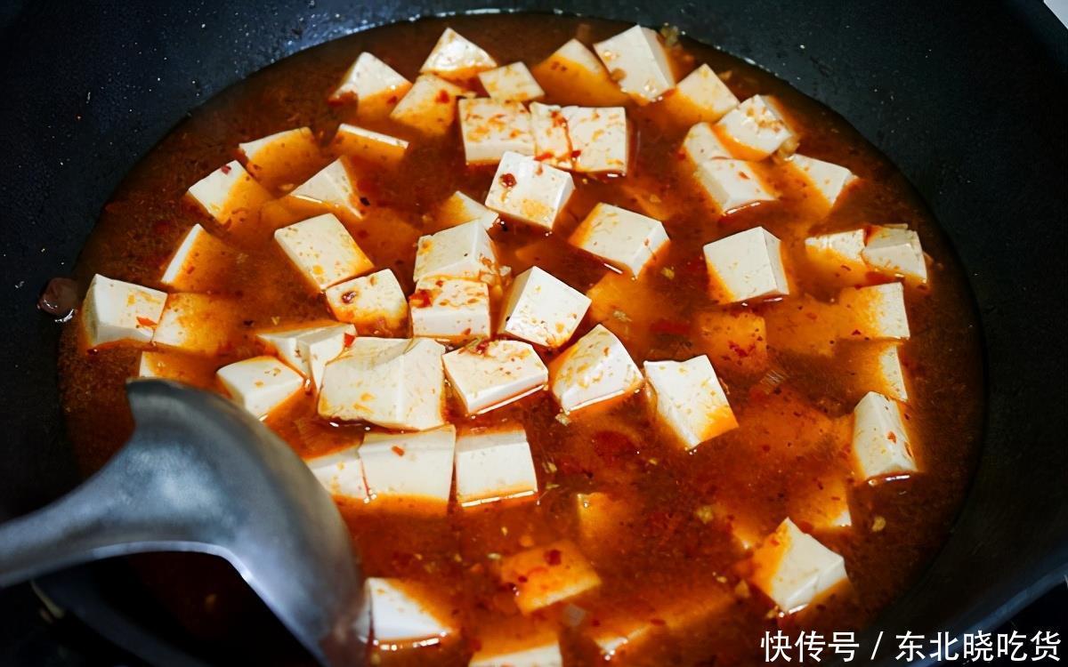 川菜经典的麻婆豆腐,嫩滑可口,香辣下饭,一上桌家人就抢着吃