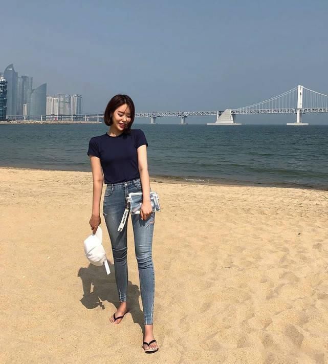 牛仔裤穿出优雅气质深蓝色T恤+直筒牛仔裤,旅游度假尽享休闲时光