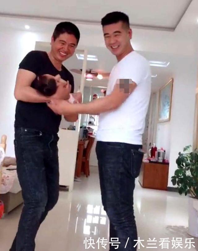 爸爸|“最年轻爷爷”火了,终于把儿子熬成兄弟,让宝宝分不清爸爸爷爷