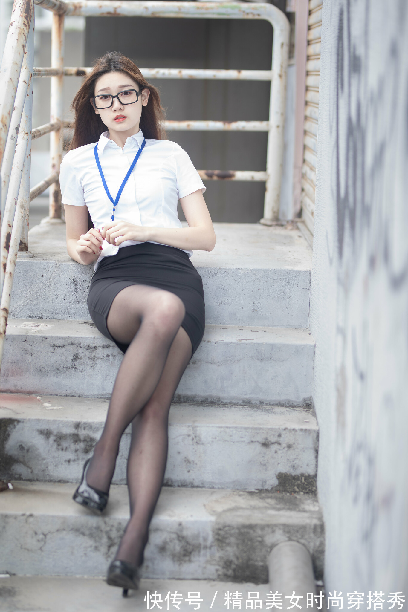 衬衫 白色衬衫干练又经典,搭配包臀黑色短裙,修身又有型