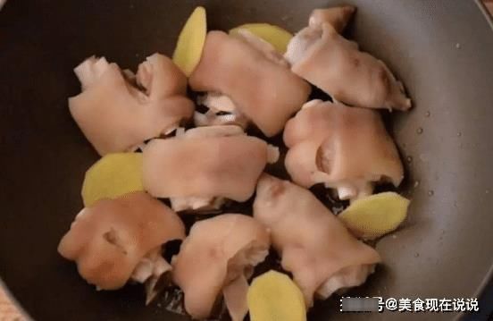 腥臭味|炖猪蹄怎么做才没腥味?学会3个窍门,猪蹄香浓不腥,肉质软烂