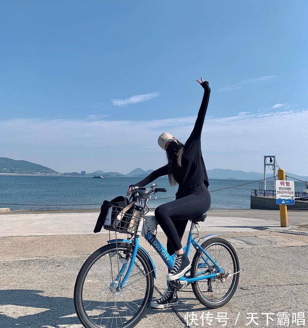 骑自行车 冬春时节,运动打底裤要怎么搭配,看小姐姐的穿搭既时尚又柔美