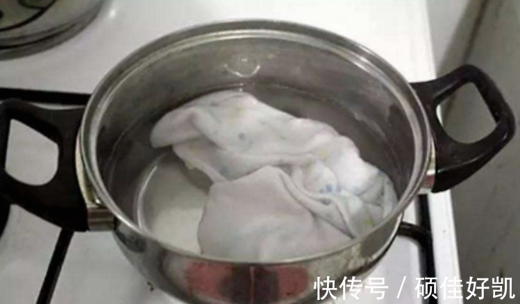 毛巾用久了又臭又滑难清洗学会这个小妙招，洗完跟新买的没区别