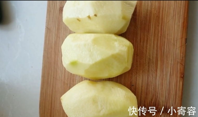 提升|炸土豆片撒上这种调料，香味瞬间提升10倍，一盘上来秒光。