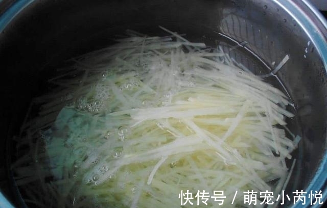 关键|炒土豆丝,放醋时机是关键,10人有9人放错,难怪粘锅还不脆