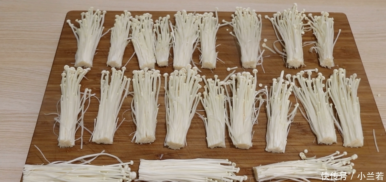 1把金针菇,2张豆腐皮,一卷一烧,简单又美味,吃不腻