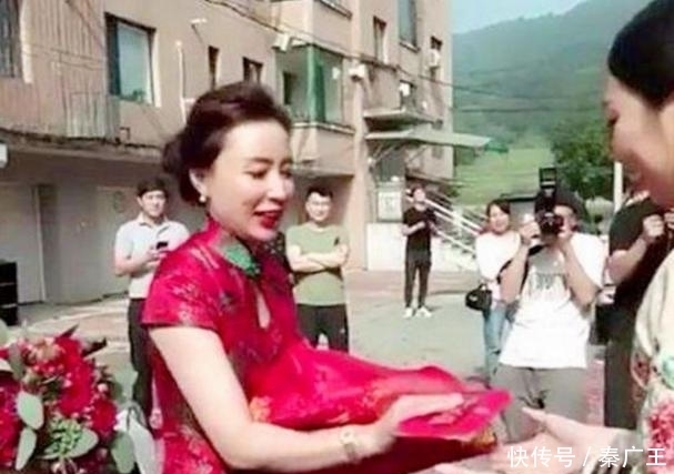 “高颜值婆婆”火了，婚礼上艳压儿媳，没想到这项运动帮助了她