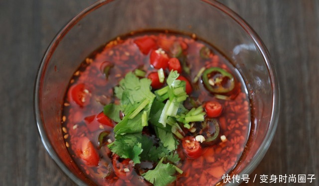 调凉菜,只加生抽是外行!教你万能凉拌汁,酸辣爽口,调啥都好吃