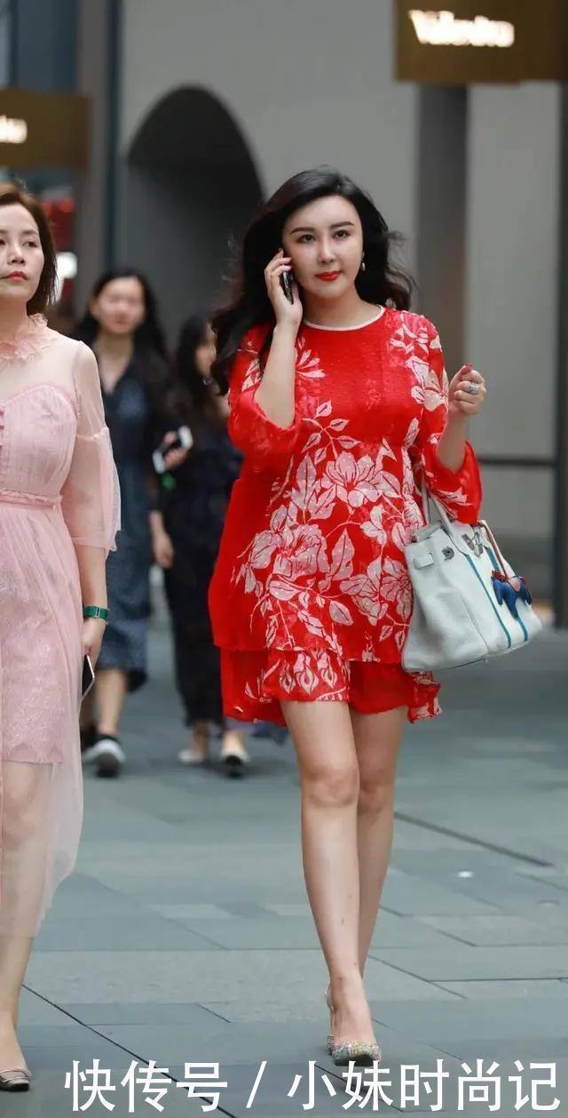 辣妈|街拍微胖辣妈搭配大红色短裙走在街上,你能猜出真实年龄吗