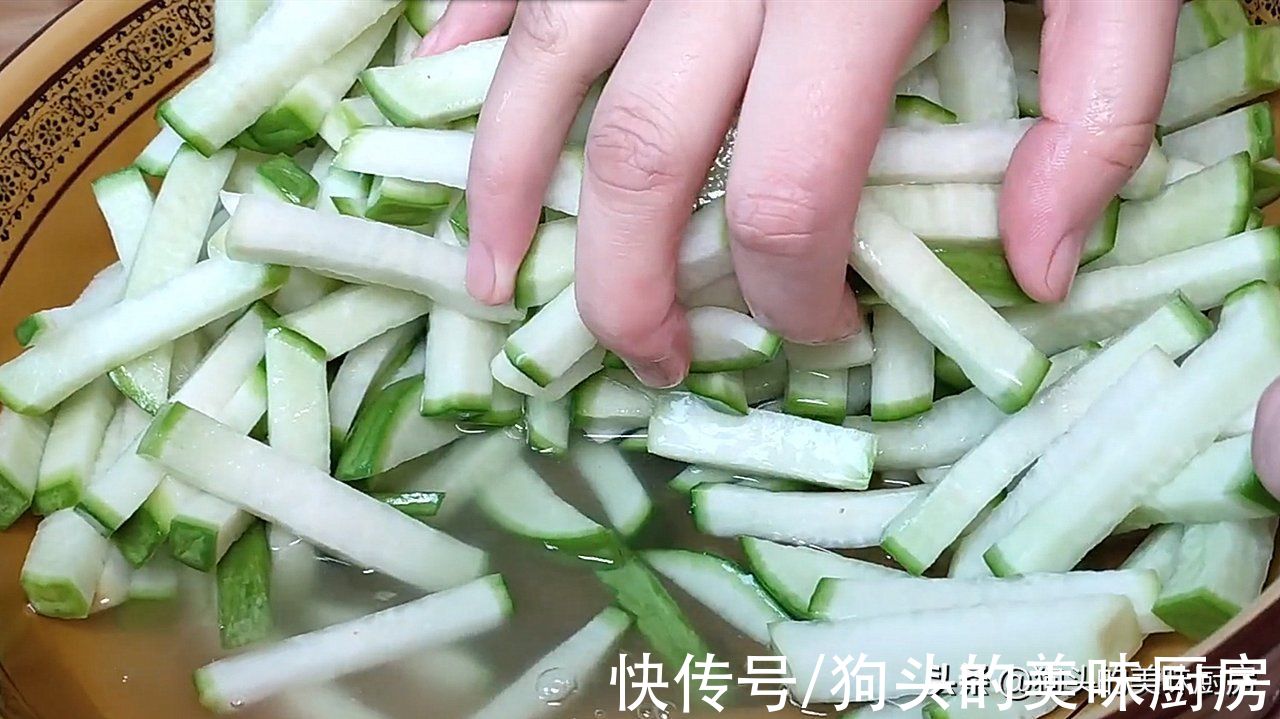 老爸教我的祖传腌萝卜配方，做法简单好储存，又香又脆，太好吃了