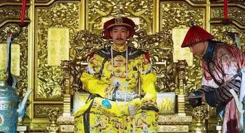 嘉庆|乾隆让嘉庆跪一个9岁孩子的墓，乾隆：他要没死，就没你当皇帝的事了！