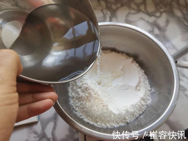 水油|外卖10块钱一个的蛋黄酥,自己做3块钱就搞定,酥得掉渣特好吃