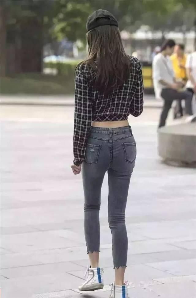  格子|街拍美女格子衬衫加紧身牛仔裤属于小姐姐的味道