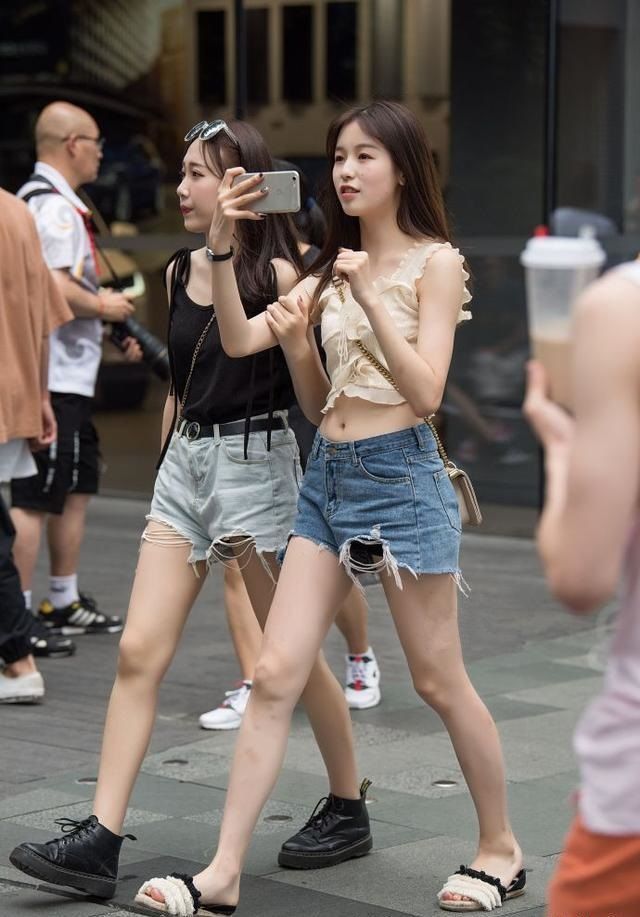 街拍：超短打底衫秀出迷人小蛮腰，更显小姐姐风姿卓越的美感