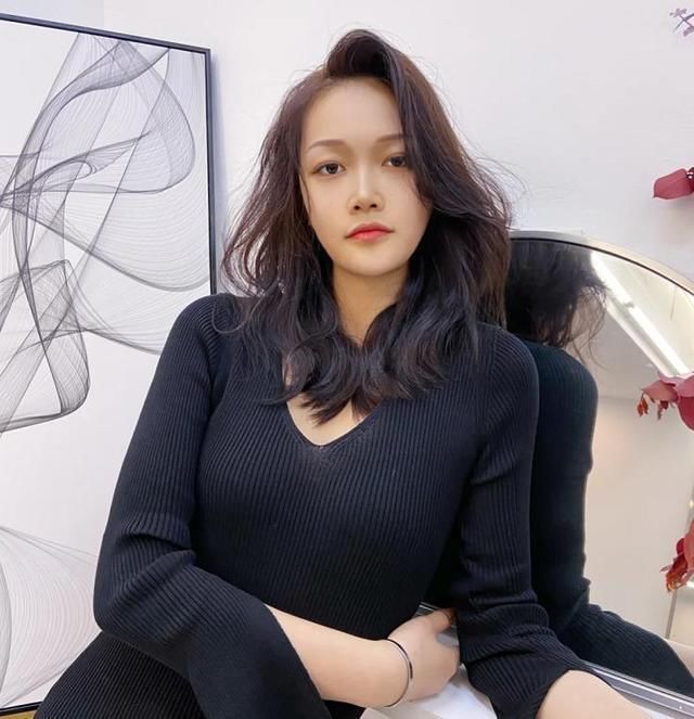 四五十岁长脸女人,抛弃“大妈卷”吧!留这几种发型,真显气质