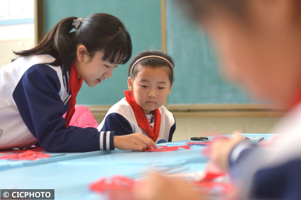 小学生们#山东青岛：剪纸迎“冬奥” 非遗续传承