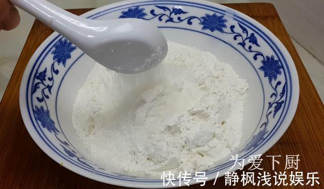 面粉|在家面粉别炸油条了，开水一烫，比蛋糕烧饼还香，真的非常美味