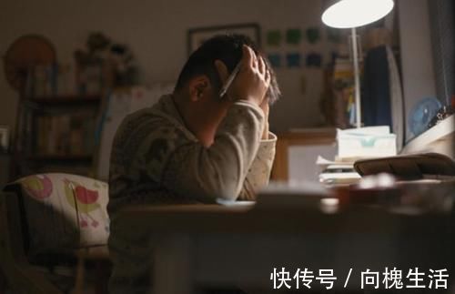 做作业|“我真辅导不了”，一道数学题难倒一家五口，低文化父母很崩溃