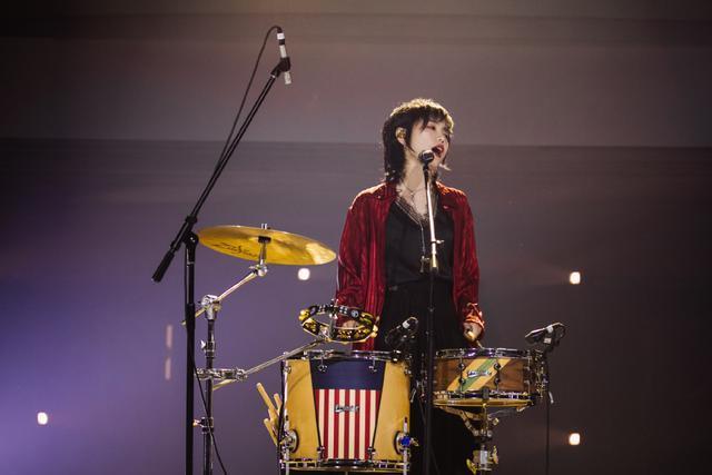 乘风破浪的姐姐|许飞为黄晓明宣传中餐厅，将结婚照中的杨颖p成自己，被指情商低